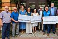 Spendenübergabe des Lions Clubs Würzburg: Bernd Rosengarth (Lions Club Würzburg), Hubert Schlick (Lions Club Würzburg), Anna Schmitt (AWO), Ann-Sophie Lorey (AWO), Gabriele Nelkenstock (Stiftung „Forschung Hilft“), Prof. Dr. Ulrich Rommelfanger (Lions Club Würzburg), Michael Lindner-Jung (Bahnhofsmission), Norbert Hufgard (Lions Club Würzburg), Gunther Kunze (Stadt Würzburg)