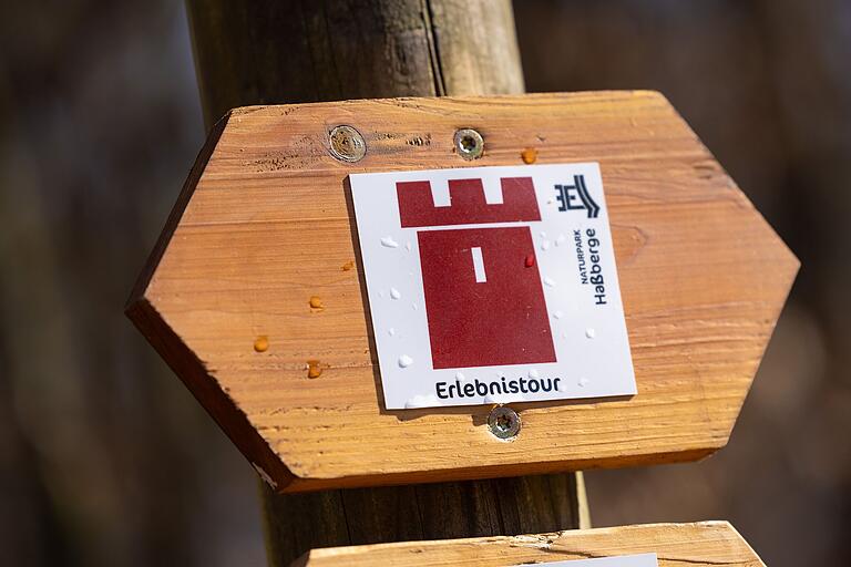 Unterwegs auf der Erlebnistour 'Wasserschloss und Reuthsee' in Sulzdorf an der Lederhecke. Blick auf das Tourenlogo. Unterwegs auf der Erlebnistour 'Wasserschloss und Reuthsee' in Sulzdorf an der Lederhecke. Blick auf das Tourenlogo.