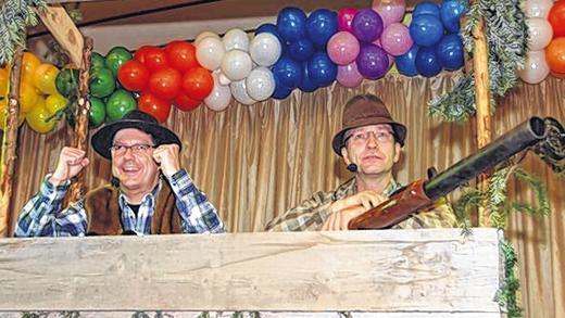 Sie beherrschen Jägerlatein: Tobias Brummer und Stefan Weyer glossierten das Dorfgeschehen trefflich.