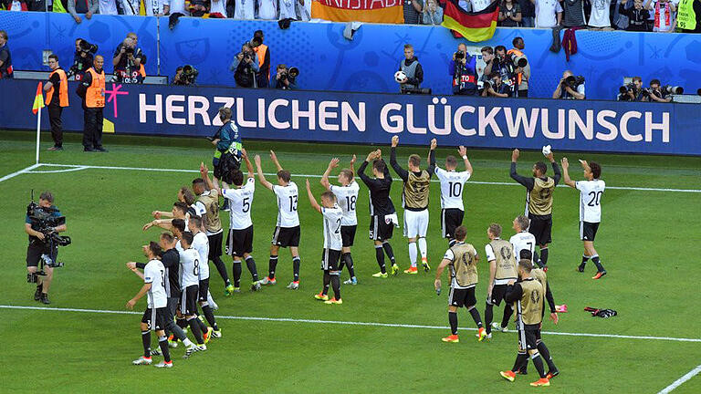 Weltmeisterlich       -  Die deutsche Nationalmannschaft feierte nach einer starken Leistung den EM-Viertelfinaleinzug. Foto: Peter Kneffel