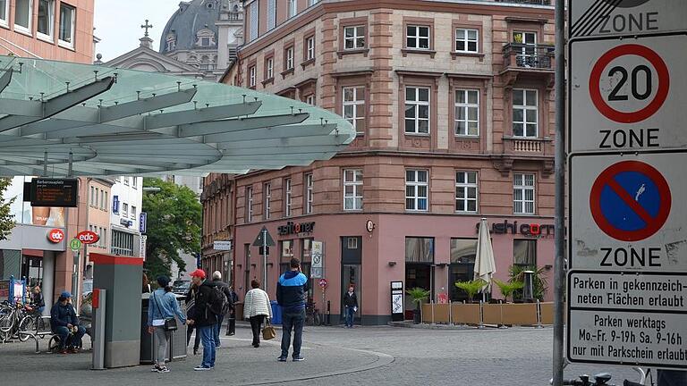 So mancher Gast des Hotels Würzburger Hof wechselt wegen der nächtlichen Lärmbelästigung am Barbarossaplatz das Quartier. So mancher Gast des Hotels Würzburger Hof wechselt wegen der nächtlichen Lärmbelästigung am Barbarossaplatz das Quartier.