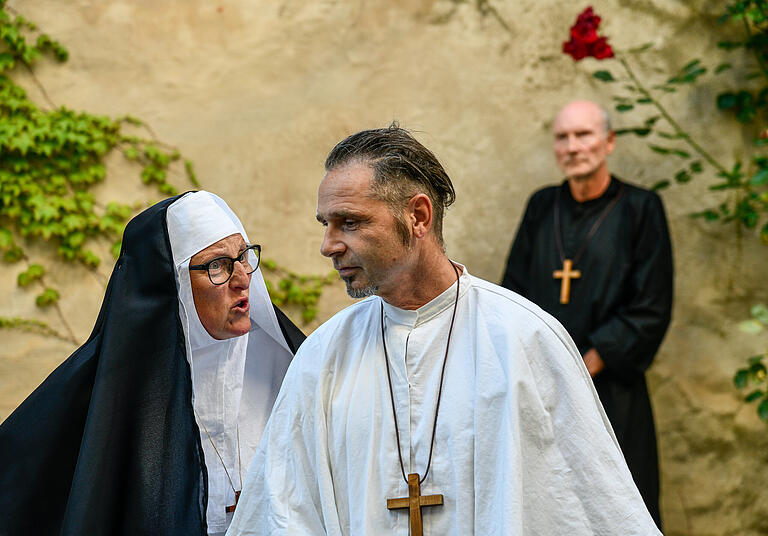 Szene aus den Proben: Richard Traub (rechts), der Probst des Klosters Unterzell, entwickelt sich vom unfähigen Klostervorsteher zum kollegialen Hexenjäger. Szene aus den Proben: Richard Traub (rechts), der Probst des Klosters Unterzell, entwickelt sich vom unfähigen Klostervorsteher zum kollegialen Hexenjäger.