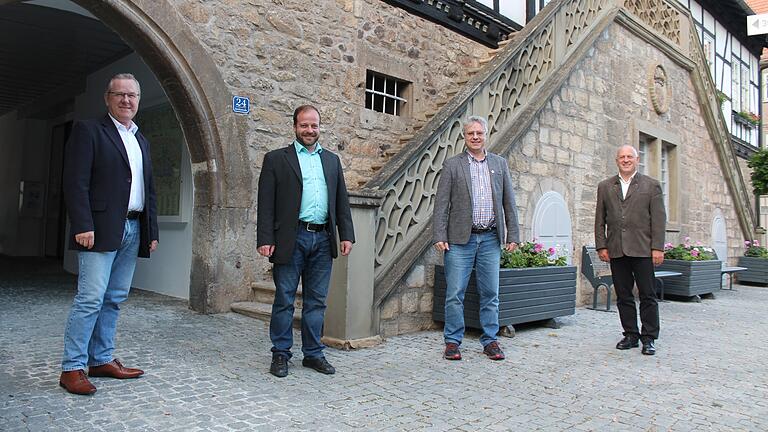 Ulrich Waldsachs (rechts) konnte das Amt des ersten Vorsitzende des WZV 'Willmarser Gruppe' an Ostheims Bürgermeister Steffen Malzer (2. von links) übergeben. Als Stellvertreter fungieren der Willmarser Bürgermeister Reimund Voß (2. von rechts) und Nordheims Gemeindechef Thomas Fischer (links).