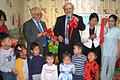 Eines von vielen Projekten: Manfred Haas (Mitte) aus Helmstadt unterstützte den Arzt&nbsp;Bat Erdenechuluun bei der Eröffnung einer Schule für Kinder mit Hörbehinderung in der Mongolei.&nbsp;