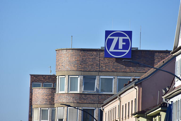 Bei ZF in Schweinfurt fehlen Computerchips und Elektrobauteile. Die Dauer der Engpass-Situation und die Konsequenzen für die Mitarbeiter seien derzeit noch nicht abzusehen, erklärt der Autozulieferer.