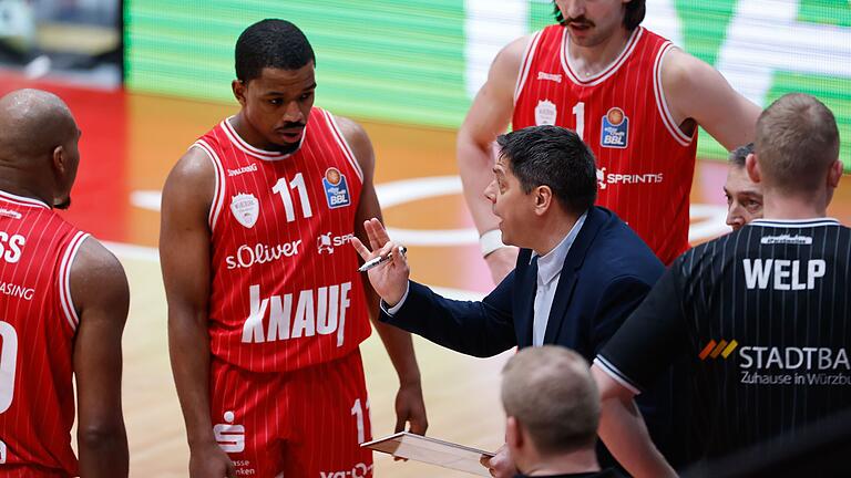 Hat Head-Coach Sasa Filipovski (Würzburg Baskets) die richtige Taktik für einen Heimsieg seiner Mannschaft gegen die Bamberg Baskets ausgetüftelt?