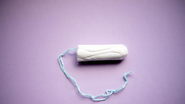 Ein Tampon       -  Schwermetallgehalte in Tampons: Tests zeigen eine geringe Belastung bei Produkten auf dem deutschen Markt.