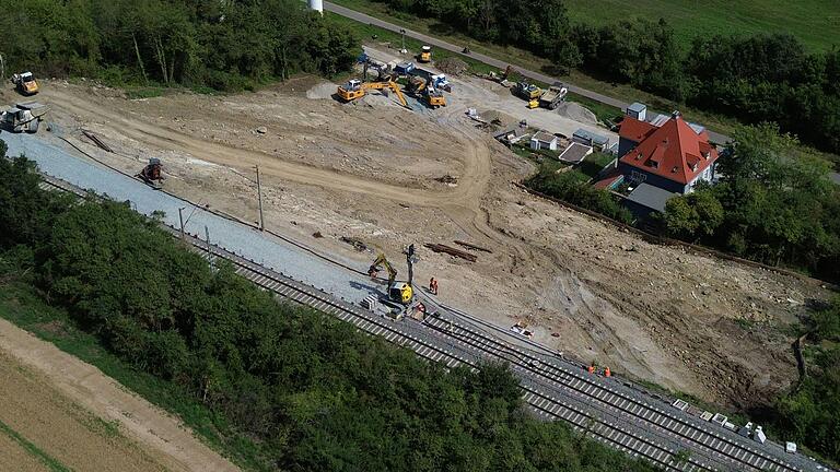 Das Foto zeigt die inzwischen abgeschlossenen Sanierungsarbeiten an der Bahnstrecke Kitzingen&nbsp; – Mainstockheim. Die Staatsstraße im Tal bleibt aber noch länger gesperrt.