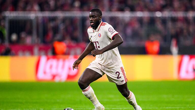 Bayern München - Bayer Leverkusen       -  Dayot Upamecano dreht nach einer Knieverletzung wieder erste Laufrunden.