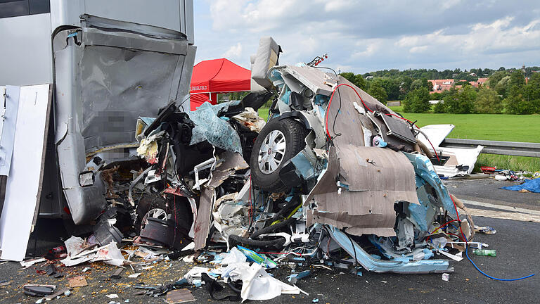 Schweres Unglück zwischen den Anschlussstellen Schlüsselfeld und Geiselwind: Ein Familienvater starb noch auf der Autobahn 3, weitere Personen wurden verletzt.