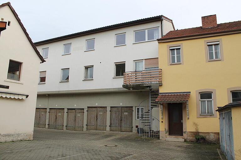 Im Hof der 'Schwane': das kleine Häuschen (links) wird abgerissen. Der gelbe Anbau (rechts) am Gasthaus wird ebenfalls abgerissen und durch einen Neubau ersetzt. Aus dem ehemaligen Bettenhaus (Mitte) werden acht Betriebswohnungen mit Balkon entstehen.