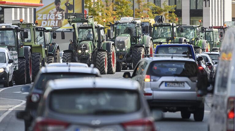 Schon vor Monaten haben unterfränkische Landwirte gegen die geplante Verschärfung der Düngemittelverordnung protestiert. In Würzburg etwa legten rund tausend Bauern mit ihren Traktoren im Oktober 2019 die Innenstadt lahm.