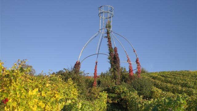 In der Weinlage Stammheimer Eselsberg steht der 'Weltgrößte Bocksbeutel'. Zu verdanken ist diese ebenfalls Gerhard Scheller.