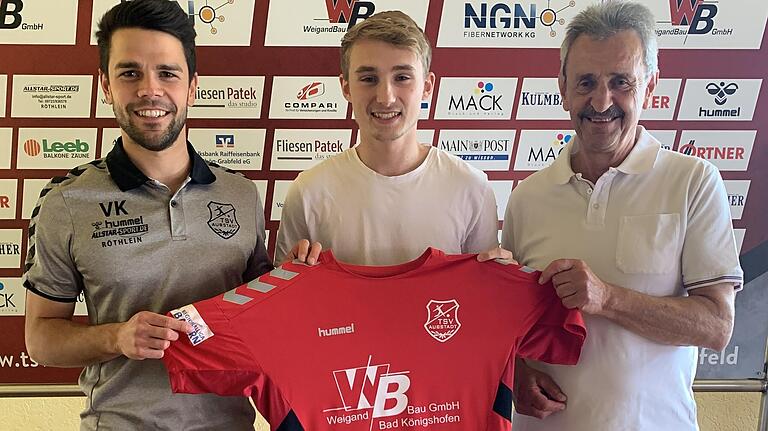 Trainer Victor Kleinhenz (links) und Vorsitzender Herbert Köhler (rechts) freuen sich, das Philipp Harlaß künftig das Trikot des TSV Aubstadt trägt.