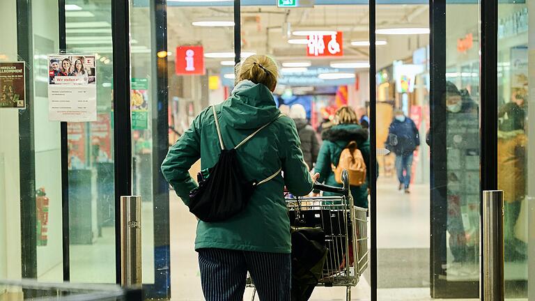 Das wird teuer: Der tägliche Einkauf verschlingt immer mehr Geld. Das nennt sich Inflation.