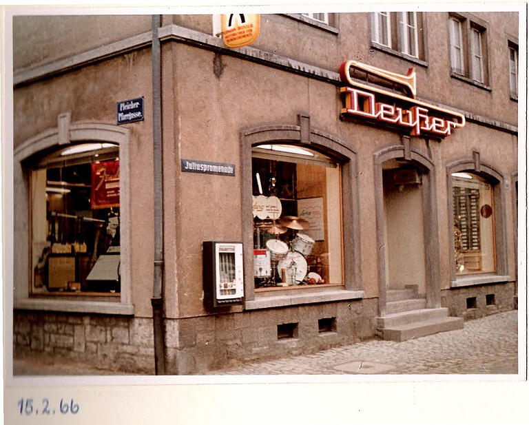 Das Musikgeschäft Deußer auf der Juliuspromenade in Würzburg im Jahr 1966.