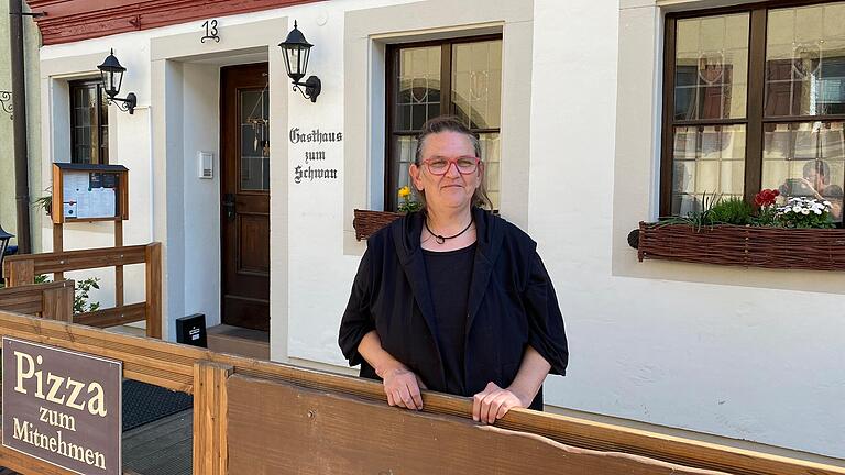 Ein Lokal mit Tradition ist das 'Gasthaus zum Schwan' im Volkacher Ortsteil Astheim. Karin Weiß hat das Gebäude gekauft und beklagt nun mangelnde Unterstützung seitens der Stadt Volkach.