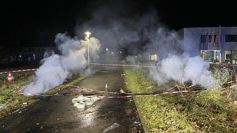 Dicke Rauchschwaden stiegen am Neujahrsmorgen aus Kanalschächten vor der Fachhochschule auf. Im unterirdischen Drainagesystem zur Regenwasserversickerung war auf einer Fläche von mehreren Quadratmetern ein Feuer ausgebrochen. Dicke Rauchschwaden stiegen am Neujahrsmorgen aus Kanalschächten vor der Fachhochschule auf. Im unterirdischen Drainagesystem zur Regenwasserversickerung war auf einer Fläche von mehreren Quadratmetern ein Feuer ausgebrochen.