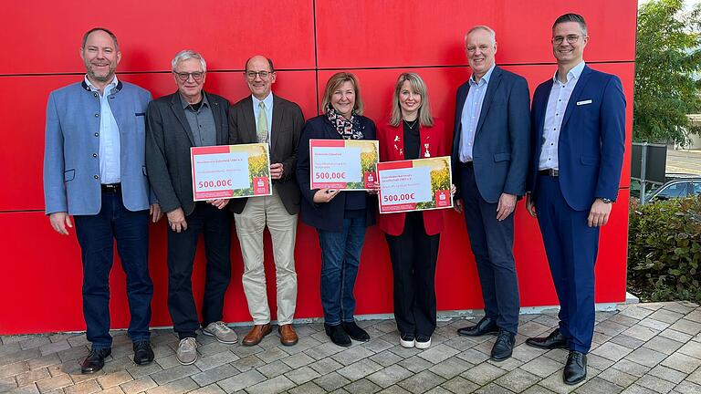 Die Sparkasse Mainfranken spendete 1500 Euro für Projekte in Estenfeld (von links): Heiko Därr (Gebietsdirektor Süd), Peter Hasch, KlemensAde (Musikverein Estenfeld 1984), Bürgermeisterin RosalindeSchraud, Jasmin Meyer (Estenfelder Karnevalsgesellschaft 1983) Sparkassen-Vorstandsvorsitzender Bernd Fröhlich und Beratungscenterleiter SebastianSchüll.
