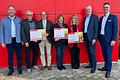 Die Sparkasse Mainfranken spendete 1500 Euro für Projekte in Estenfeld (von links): Heiko Därr (Gebietsdirektor Süd), Peter Hasch, KlemensAde (Musikverein Estenfeld 1984), Bürgermeisterin RosalindeSchraud, Jasmin Meyer (Estenfelder Karnevalsgesellschaft 1983) Sparkassen-Vorstandsvorsitzender Bernd Fröhlich und Beratungscenterleiter SebastianSchüll.