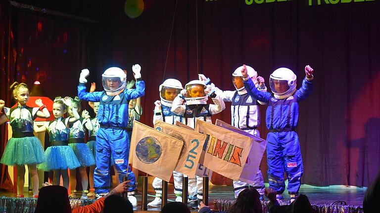 Astronauten zur „Fred vom Jupiter“ brachte die Purzelgarde auf die Bühne. - Astronauten zur „Fred vom Jupiter“ brachte die Purzelgarde auf die Bühne. Astronauten zur „Fred vom Jupiter“ brachte die Purzelgarde auf die Bühne. - Astronauten zur „Fred vom Jupiter“ brachte die Purzelgarde auf die Bühne.