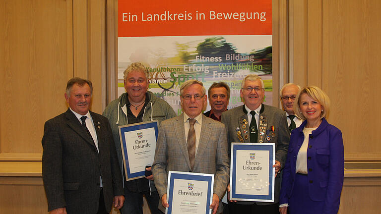 Auszeichnung für verdiente Sportler und Funktionäre durch den Landkreis Kitzingen mit BLSV-Kreisvorsitzenden Josef Scheller , Matthias Stadtelmeyer, Georg Stadelmann, Winfried Meusert, Rainer Bauer, Gauschützenmeister Siegfried Weinig und Landrätin Tamara Bischof (von links). Auszeichnung für verdiente Sportler und Funktionäre durch den Landkreis Kitzingen mit BLSV-Kreisvorsitzenden Josef Scheller , Matthias Stadtelmeyer, Georg Stadelmann, Winfried Meusert, Rainer Bauer, Gauschützenmeister Siegfried Weinig und Landrätin Tamara Bischof (von links).