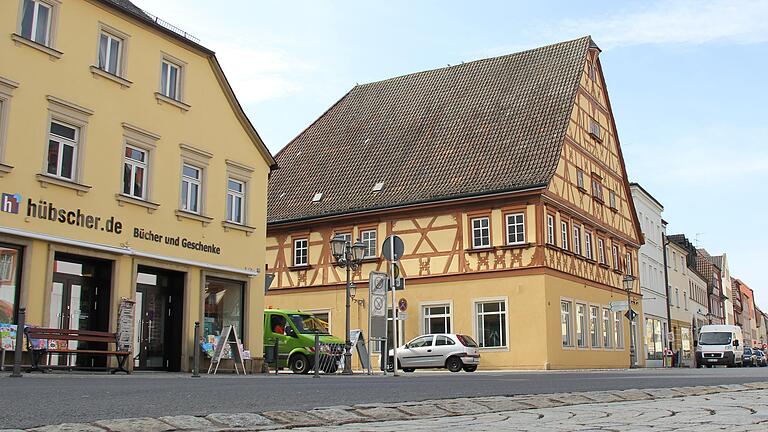 Was für ein schönes Haus, das 'Kunsthaus' (Bildmitte) in der Hauptstraße 35 in Haßfurt . Da sollten es schon besondere Angebote sein, die es ab April im Pop-Up-Store gibt, den die Stadt hier einrichtet. Was für ein schönes Haus, das 'Kunsthaus' (Bildmitte) in der Hauptstraße 35 in Haßfurt . Da sollten es schon besondere Angebote sein, die es ab April im Pop-Up-Store gibt, den die Stadt hier einrichtet.