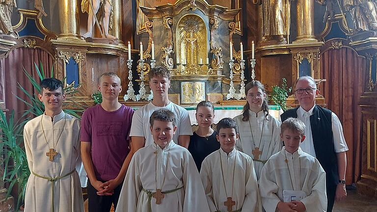 Auf dem Foto von hinten links: Moritz Hasenpusch; die drei Verabschiedeten Henri Link, Moritz Fritsch, Maya Fritsch; Oberministrantin Klara Hasenpusch; Pfarrer Thomas Keßler; davor von links die drei neu eingeführten Ministranten: Pius Dömling; Lukas Reichert; Emil Stäblein.