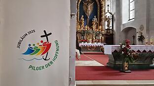 In der Klosterkirche am Kreuzberg steht ein Banner mit dem Logo des Heiligen Jahres.       -  In der Klosterkirche am Kreuzberg steht ein Banner mit dem Logo des Heiligen Jahres.