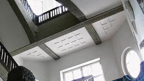 Architektonisches Schmuckstück: Eines der beiden Treppenhäuser. Architektonisches Schmuckstück: Eines der beiden Treppenhäuser.