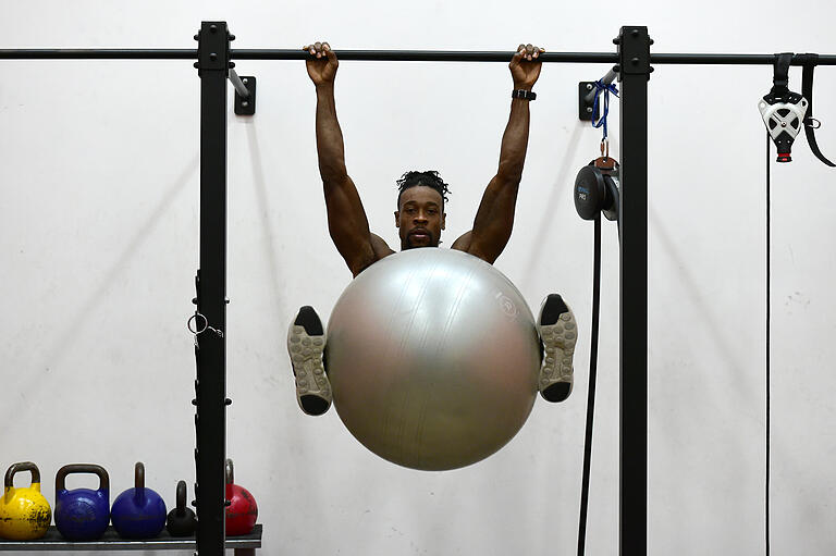 Gut für Bauchmuskulatur: Gary Hines hebt den Gummiball immer wieder an. Gut für Bauchmuskulatur: Gary Hines hebt den Gummiball immer wieder an.