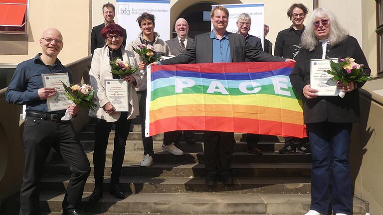 Schwimmen am Mainstrom auch mal gegen den Mainstream: Die Humanismus-Preisträger Thomas Firsching, Johanna Bonengel und Ruben Kettner, bfg-Vorsitzender Tobias Kraus und Preisträgerin Sandra Bernadett Grätsch (vorne von links), die Freigeister Michael Kraus, Wolfgang Günther und Martin Pfeiffer sowie Musiker Anton Mangold (hinten von links).