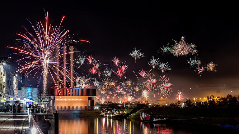 Tausende Menschen feiern am Samstag 31.12.22  die Silvester Nacht in der Innenstadt von Würzburg.