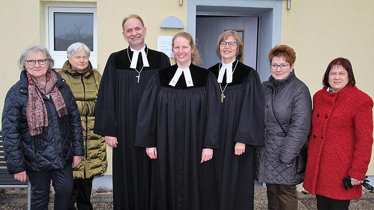 Kathrin Tewes (Mitte) ist die neue evangelische Pfarrerin von Eichfeld und Volkach. Am Eichfelder Pfarrhaus begrüßten sie (von links) Ingrid Taeger und Marianne Friedrich (Vertrauensfrauen Volkach), Dekan Günther Klöss-Schuster, Regionalbischöfin Gisela Bornowski, Karola Elflein und Sabine Wolf (Vertrauensfrauen Eichfeld). Kathrin Tewes (Mitte) ist die neue evangelische Pfarrerin von Eichfeld und Volkach. Am Eichfelder Pfarrhaus begrüßten sie (von links) Ingrid Taeger und Marianne Friedrich (Vertrauensfrauen Volkach), Dekan Günther Klöss-Schuster, Regionalbischöfin Gisela Bornowski, Karola Elflein und Sabine Wolf (Vertrauensfrauen Eichfeld).