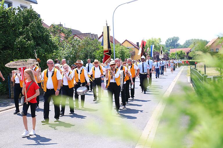 Impressionen vom großen Geburtstagsfest - ein Feuerwehrfest das in Erinnerung bleiben wird. Zum Fest 150 Jahre Feuerwehr Kirchschönbach gab es einen großen Umzug durch die Ortschaft. Neben 25 Feuerwehren sorgten drei Musik-Kapellen (Oberschwarzach, Kitzingen / Wiesenbronn, Reupelsdorf) für beste Feststimmung. Das Festgelände war im Anschluss an den Umzug bis auf den letzten Platz 'ausverkauft'. Feuerwehren, Blaskapellen, Ehrengäste und Besucher fühlten sich sehr wohl.