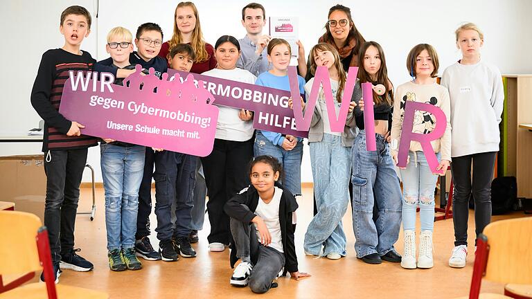 Hinten: Madita Lucas (Prävention beim Cybermobbing-Hilfe e.V.), Lukas Pohland (1. Vorsitzender des Cybermobbing-Hilfe e.V.) und Joana Rieger (Respekt Coach an der Gemeinschaftsschule Lauda-Königshofen).