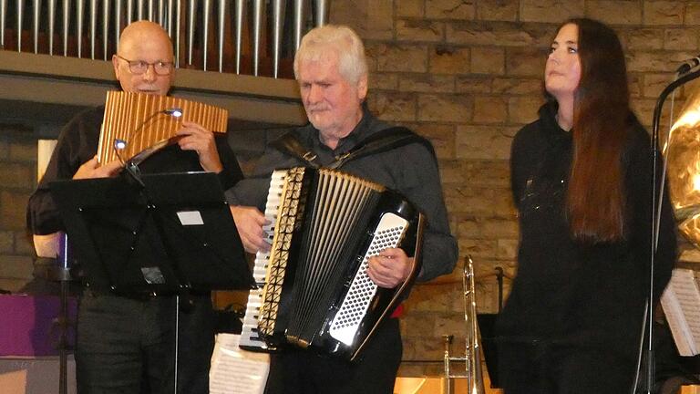 Klaus Götzelmann begleitete teils mit verschiedenen Panflöten, teils mit einem Krummhorn und Rainer Verne mit seinem Akkordeon den Gesang von Sopranistin Kristina Trinks. Klaus Götzelmann begleitete teils mit verschiedenen Panflöten, teils mit einem Krummhorn und Rainer Verne mit seinem Akkordeon den Gesang von Sopranistin Kristina Trinks.