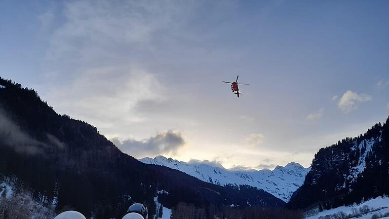 lawinengefahr.jpg       -  Ein Helikopter ist häufig im Einsatz, wenn es zu einem Lawinenunfall kam.
