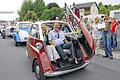 Bewundernde Blicke für Oldtimer-Perlen       -  (ca)   Rund 300 Autos, Motorräder und auch Traktoren haben am siebten Oldtimertreffen der Kameradschaft ehemaliger Soldaten Oberleinach teilgenommen. Viele Teilnehmer kamen extra aus den Nachbarlandkreisen angerollt. Für die rund 2500 Besucher bestand bei Volksfestatmosphäre ausreichend Gelegenheit, um die rund um den Sportplatz der Spielvereinigung Leinach abgestellten Prachtstücke näher zu inspizieren und mit deren Besitzen ins Gespräch zu kommen. Alois Nitsche kennt die meisten Oldtimer bereits von früheren Treffen. Bevor sie mit Hupen oder manche mit einem kurzen Aufröhren ihrer zum Teil mit ordentlich Pferdestärken ausgestatteten Motoren zur Rundfahrt losfahren, erklärte er den Zuschauern Details zu den Fahrzeugen. Bei manchen von ihnen wie dem VW Scirocco oder Renault R5 ist es kaum zu glauben, dass da ein Oldtimer vor einem steht. Schließlich gehörten die noch vor einigen Jahren zum Straßenbild. &bdquo;Aber, seien sie ehrlich, wann haben sie das letzte Mal einen R5 auf der Straße gesehen?&ldquo;, fragt Nitsche ins Publikum. Bei anderen wie dem Ford T-Modell von 1915 ist es sofort klar, dass hier ein Auto aus einer anderen Zeit steht. Auch gibt es selbst für Nitsche immer mal wieder eine motorisierte Perle zu bewundern, die er selber noch nicht gesehen hat: so etwa ein BMW 327, den die die Bayerischen Motorwerke von 1937 bis 1941 in Eisenach gebaut haben. Dass der klassische Oldtimer mit den geschwungenen Formen in DDR-Zeiten nochmals eine Wiederauferstehung fand und in Eisenach noch bis in die 1950er Jahre im volkseigenen Betrieb der DDR als EMW hergestellt wurde, ist heute jedoch Geschichte. Dass das Treffen erstmals nicht bei der Feuerwehr Unterleinach stattgefunden hat, tat dem keinen Abbruch. &bdquo;Dort war zu wenig Platz und wir hätten uns einschränken müssen&ldquo;, erklärt Organisator Alois Nitsche. Auch für den Vorsitzenden der Kameradschaft Norbert Weckesser ist der Umzug gelungen. &bdquo;Unser Oldtimertreffen ist inzwischen ein absoluter Höhepunkt in Leinach&ldquo;, sagt er. Über 80 ehrenamtliche Helfer aus dem Ort packten mit an und halfen, dass eines der größten Treffen der Region wieder ein großer Erfolg war.