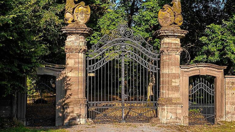 Vom Schloss ist nur noch wenig übrig geblieben. Hier residierte der Grundherr Carl August Truchseß von Wetzhausen zu Oberlauringen, in dessen Diensten Rückerts Vater stand.