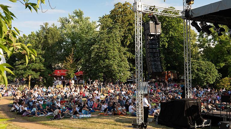 Erstmals fand das Liedermacher-Festival „Songs an einem Sommerabend“ im Park des Klosters Himmelspforten statt. Erstmals fand das Liedermacher-Festival „Songs an einem Sommerabend“ im Park des Klosters Himmelspforten statt.