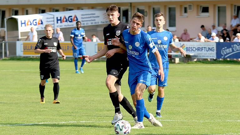 Auch wenn es so aussehen mag: Ein Spaziergang wird die Partie gegen den TSV Karlburg für Sands Simon Götz (links, im Duell mit dem Würzburger Luis Wagner) nicht. Auch wenn es so aussehen mag: Ein Spaziergang wird die Partie gegen den TSV Karlburg für Sands Simon Götz (links, im Duell mit dem Würzburger Luis Wagner) nicht.