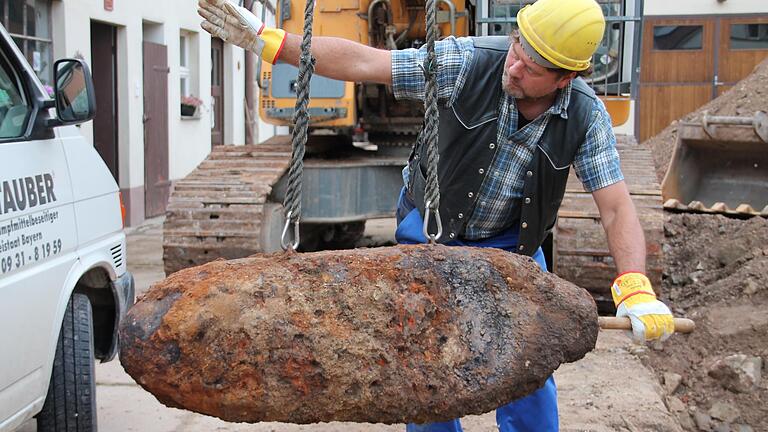 Immer wieder werden bei Bauarbeiten Fliegerbomben ausgegraben, wie hier 2013 auf einem Grundstück in Bergrheinfeld im Landkreis Schweinfurt. Am Wochenende wurde in Schweinfurt ein 500 Kilogramm schwerer Blindgänger entdeckt und erfolgreich gesprengt. Immer wieder werden bei Bauarbeiten Fliegerbomben ausgegraben, wie hier 2013 auf einem Grundstück in Bergrheinfeld im Landkreis Schweinfurt. Am Wochenende wurde in Schweinfurt ein 500 Kilogramm schwerer Blindgänger entdeckt und erfolgreich gesprengt.