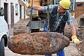 Immer wieder werden bei Bauarbeiten Fliegerbomben ausgegraben, wie hier 2013&nbsp; auf einem Grundstück in Bergrheinfeld im Landkreis Schweinfurt. Am Wochenende wurde in Schweinfurt ein 500 Kilogramm schwerer Blindgänger entdeckt und erfolgreich gesprengt.