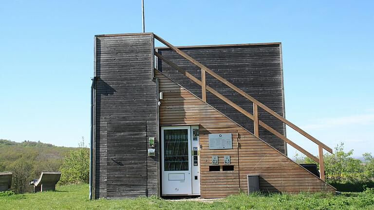 Auf dem Fuchsranken zwischen Dingolshausen und Michelau steht ein Weinverkaufsautomat. Dessen Front ist nicht eingehaust. Auf dem Fuchsranken zwischen Dingolshausen und Michelau steht ein Weinverkaufsautomat. Dessen Front ist nicht eingehaust.