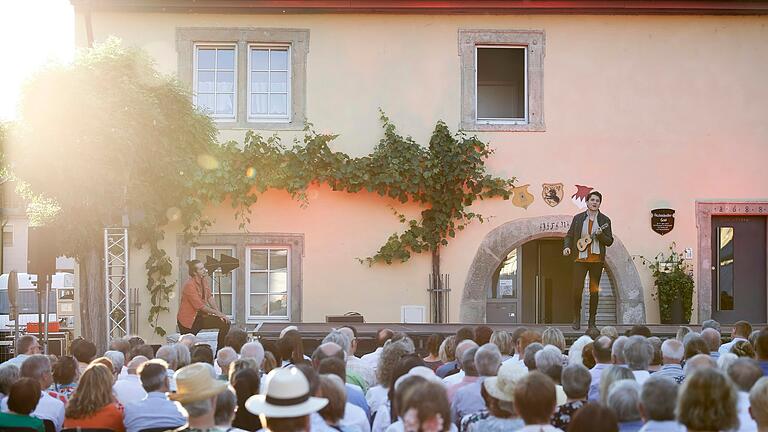 Das Ensemble Persona aus München war schon 2019 zu Gast beim Kultursommer. Damals brachten die Schauspielerinnen und Schauspieler in Eibelstadt Shakespeares 'Romeo und Julia' auf die Bühne. Das Ensemble Persona aus München war schon 2019 zu Gast beim Kultursommer. Damals brachten die Schauspielerinnen und Schauspieler in Eibelstadt Shakespeares 'Romeo und Julia' auf die Bühne.