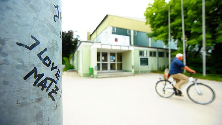 Noch vor der Sommerpause Vollzug in Sachen Verkauf der Eissporthalle melden will die Stadt Bad Kissingen. Noch vor der Sommerpause Vollzug in Sachen Verkauf der Eissporthalle melden will die Stadt Bad Kissingen.