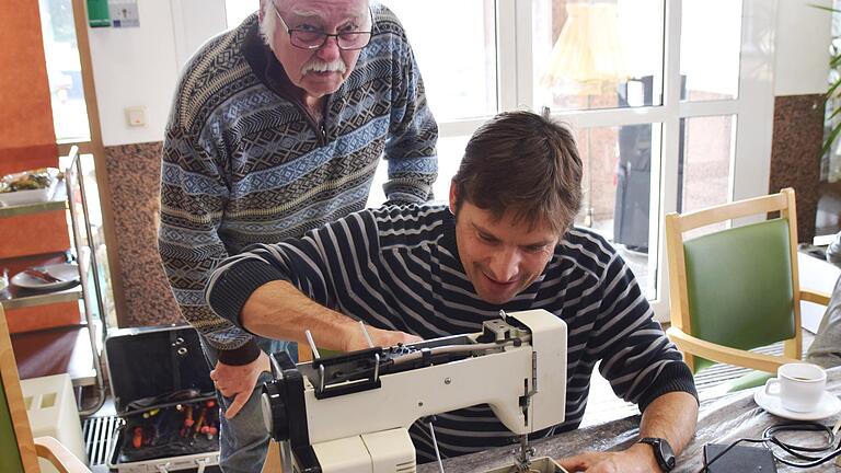 Fehler gefunden: Frank Müller hat im Reparaturcafé die Nähmaschine von Engelbert Dieß wieder instandgesetzt. Fehler gefunden: Frank Müller hat im Reparaturcafé die Nähmaschine von Engelbert Dieß wieder instandgesetzt.