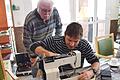 Fehler gefunden: Frank Müller hat im Reparaturcafé die Nähmaschine von Engelbert Dieß wieder instandgesetzt.