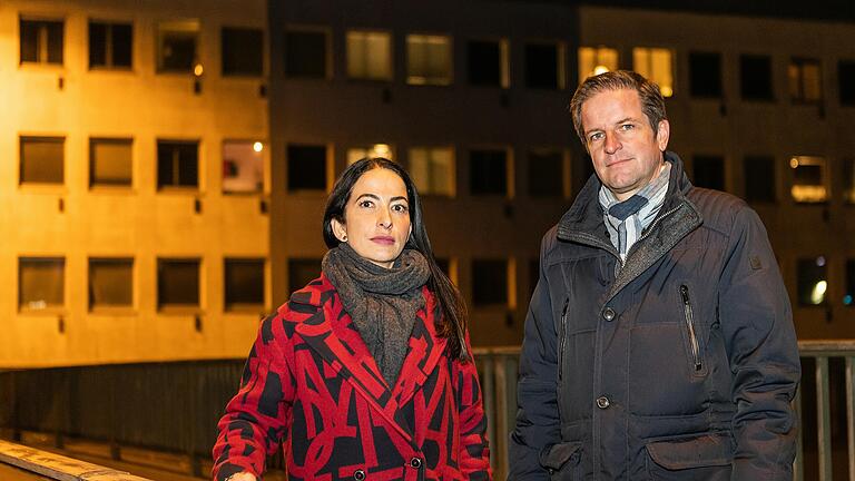 Würzburgs Sozialreferentin Hülya Düber und Baureferent Benjamin Schneider waren Ende November in Grombühl vor Ort, um sich einen Eindruck der Situation zu verschaffen und Präsenz zu zeigen. Würzburgs Sozialreferentin Hülya Düber und Baureferent Benjamin Schneider waren Ende November in Grombühl vor Ort, um sich einen Eindruck der Situation zu verschaffen und Präsenz zu zeigen.